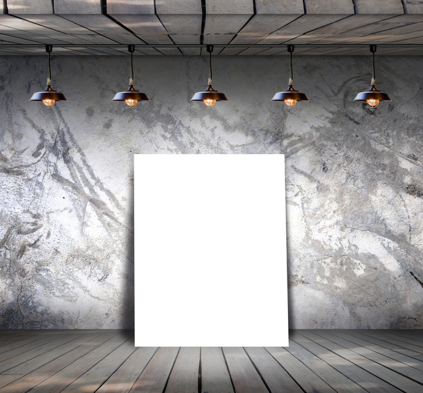 Plakát, stojící na dřevěnou podlahu s výstřední betonovou zeď - Fotografie, Obrázek