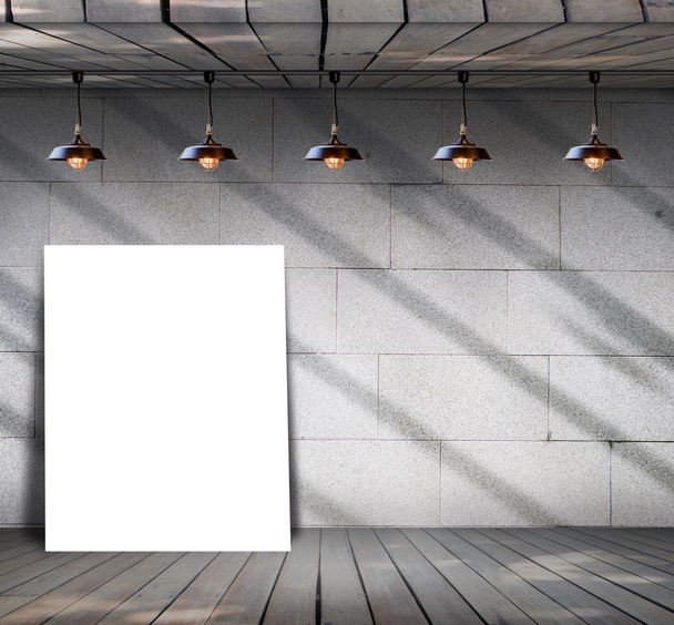 Αφίσα στέκεται στο ξύλινο πάτωμα με Grungy τσιμεντένιο τείχος - Φωτογραφία, εικόνα