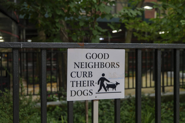 тротуарна міська вулиця знак "Добрі сусіди приборкають своїх собак". Якісна фотографія
 - Фото, зображення
