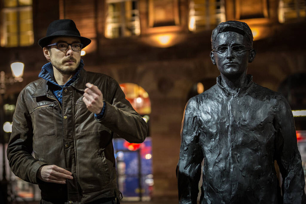 FRANKREICH, Straßburg: Antoine Deltour steht auf Skulptur von Davide Dormino, der den ehemaligen NSA-Mitarbeiter Edward Snowden, Wikileaks-Gründer Julian Assange und die ehemalige US-Soldatin Chelsea Manning porträtiert, 17. November 2015 - Foto, Bild