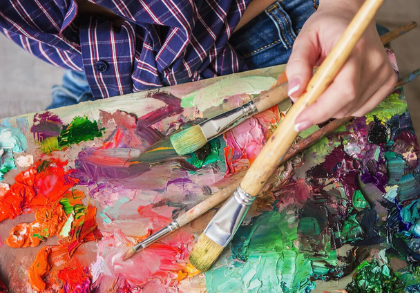 Fırça ve boya bir palette yağ, sanatçı bir resmini  - Fotoğraf, Görsel