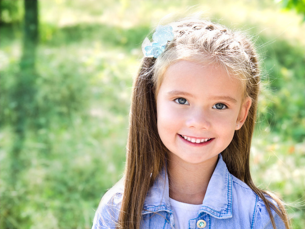 Portrait of adorable smiling little girl - Fotoğraf, Görsel