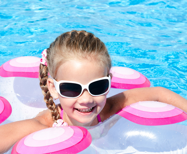 Smiling little girl in swimming pool  - Foto, Bild
