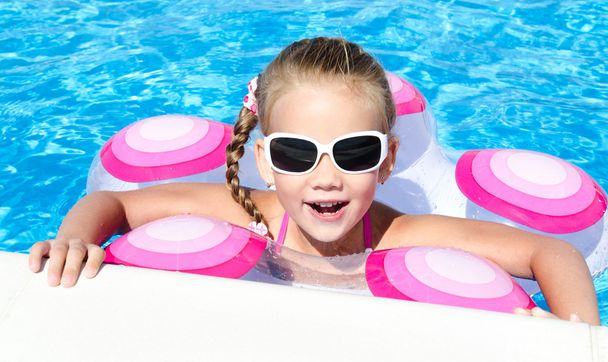 Lächelndes kleines Mädchen im Schwimmbad  - Foto, Bild