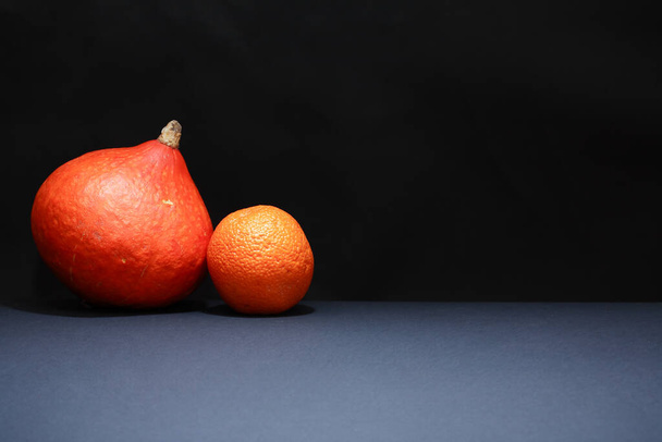 Κολοκύθα και πορτοκάλι στο φόντο, κοντά - Φωτογραφία, εικόνα