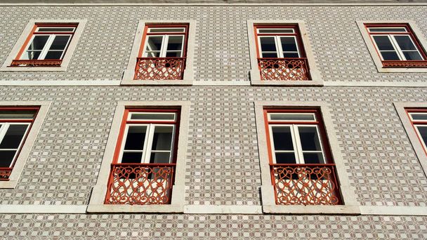 Detalle de un antiguo edificio con azulejos portugueses y rojo y blanco - Foto, imagen