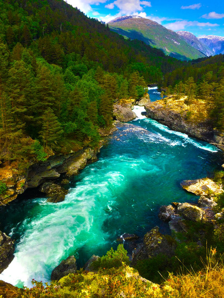hermoso río de montaña en las montañas - Foto, Imagen