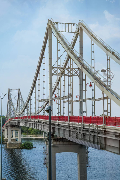 KYIV, UKRAINE - AUGUST 11, 2022: Beautiful view of modern pedestrian Park bridge over Dnipro river - Foto, immagini