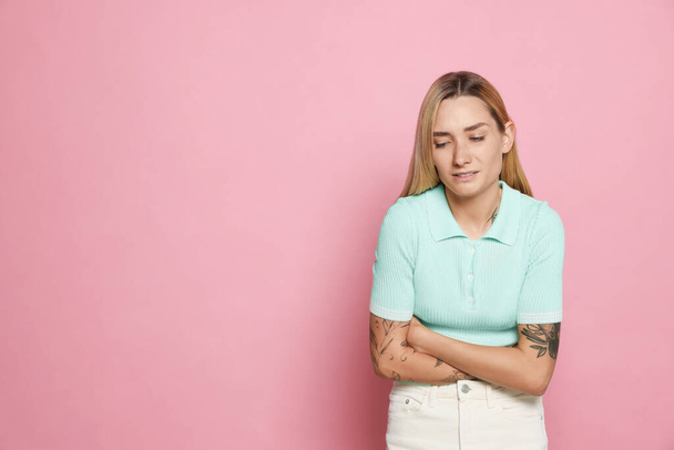 Young woman suffering from menstrual pain on pink background, space for text - Fotografie, Obrázek