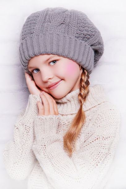Child girl wearing knitted hat - Foto, afbeelding