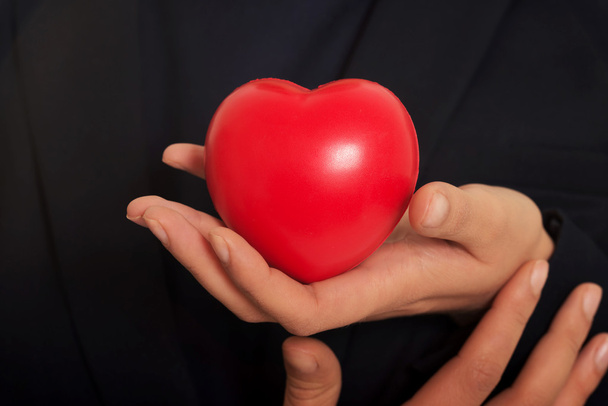 červené srdce v ženských rukou - Fotografie, Obrázek