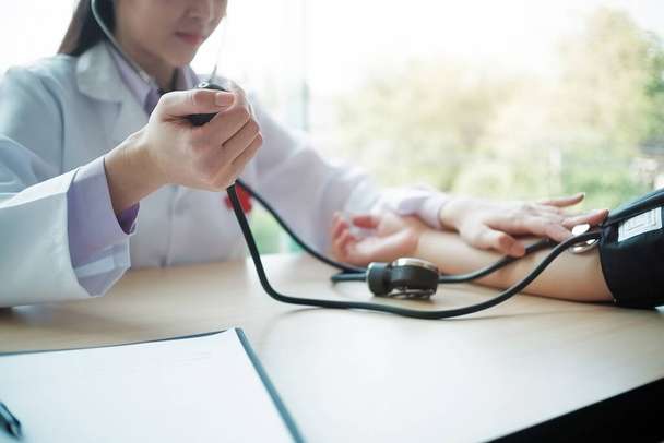 Arzt erkennt Blutdruck mit Vintage-Ton - Foto, Bild