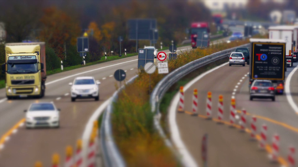 Ruchu na niemieckich Autobahn, samochodów osobowych i ciężarowych - Materiał filmowy, wideo