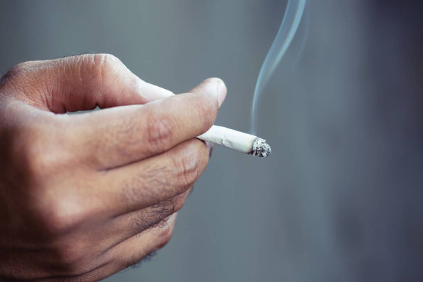 Ein Mann raucht Hintergrundbild - Foto, Bild