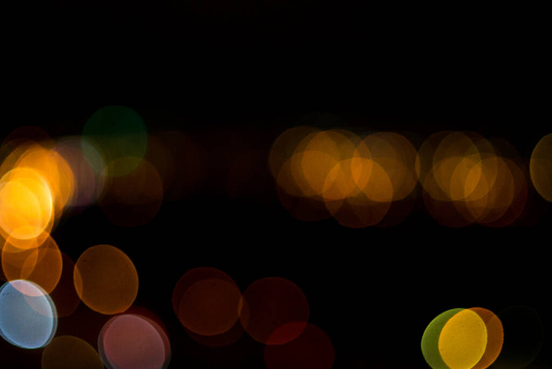 κίτρινα φώτα σε μαύρο φόντο αφαίρεση - Φωτογραφία, εικόνα