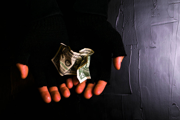 Mann mit Geld im dunklen Raum - Foto, Bild