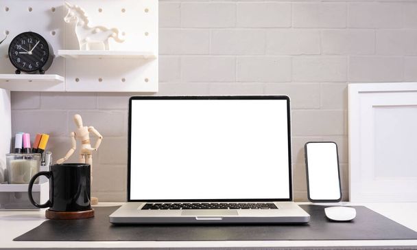 Frontansicht von Laptop, Smartphone und Lieferanten auf weißem Tisch. Leerer Bildschirm für Ihr Werbedesign. - Foto, Bild