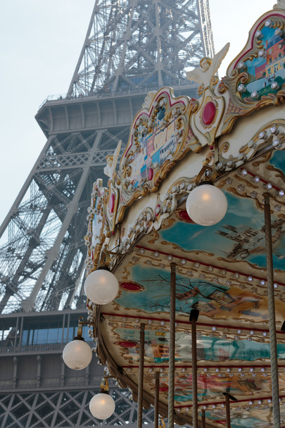 Az Eiffel-torony látható körhinta, Párizs, Franciaország - Fotó, kép