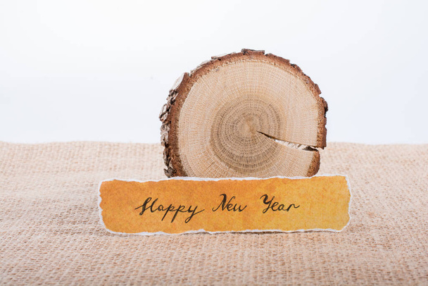"Hyvää uutta vuotta kirjoitettu revitty paperi
" - Valokuva, kuva