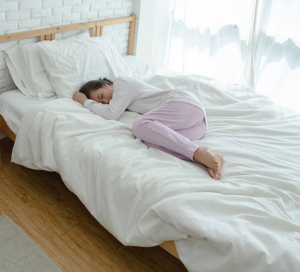 Asiatico donna dormire in bianco letto - Foto, immagini