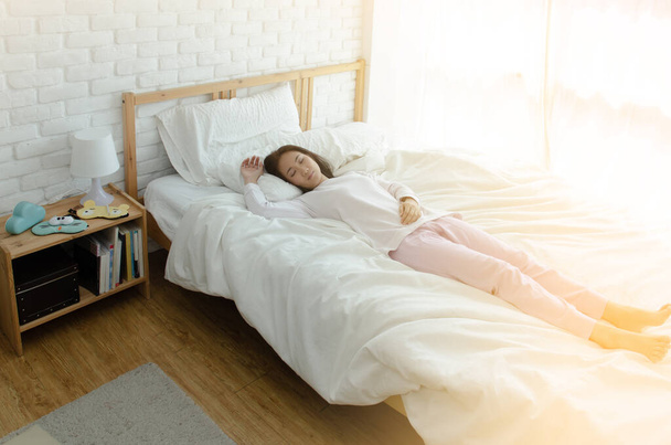 Giovane donna asiatica a letto. Concetto di salute nel sonno - Foto, immagini