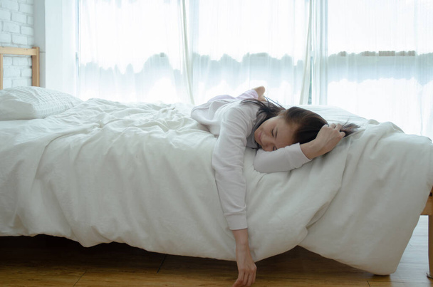 Jovem asiática na cama. Conceito de saúde no sono - Foto, Imagem