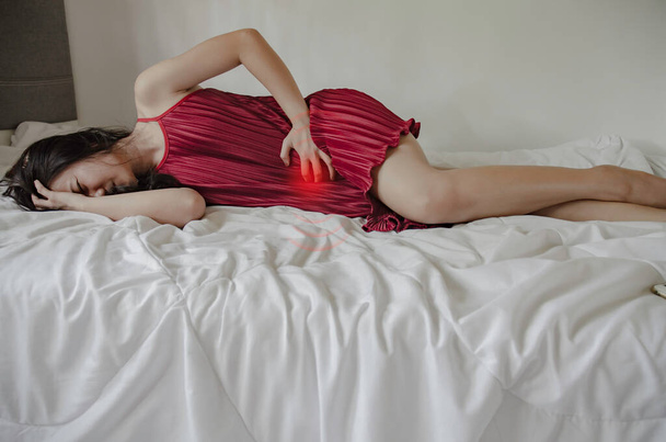 Chora kobieta z bólem na łóżku - Zdjęcie, obraz