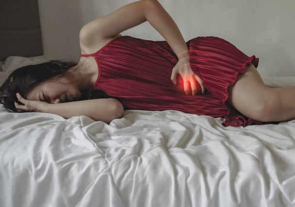 Chora kobieta z bólem na łóżku - Zdjęcie, obraz