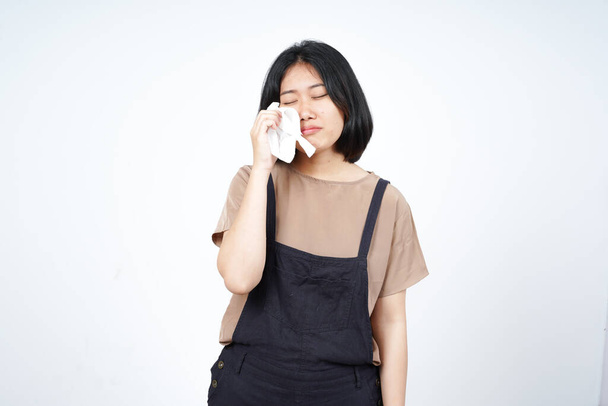 Sosteniendo tejido y grito de hermosa mujer asiática aislado sobre fondo blanco - Foto, imagen