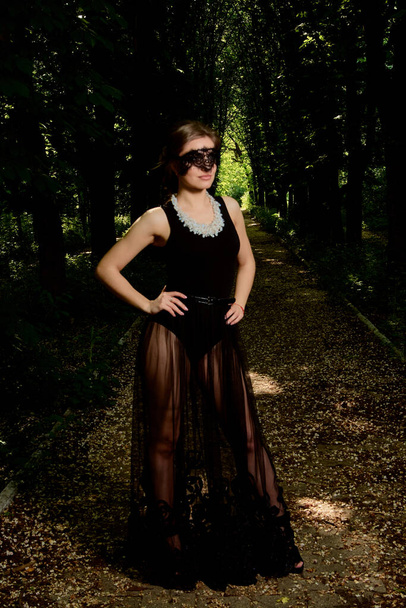 "Jeune femme attrayante porte la robe noire transparente sexy. Jeune femme portrait moderne
." - Photo, image