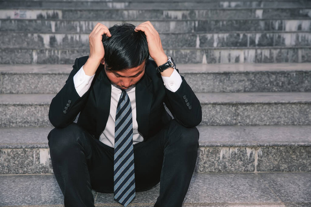 Aasialaiset liikemiehet, joilla on päänsärkyä tai migreeniä kaupungintalolla töiden jälkeen  - Valokuva, kuva