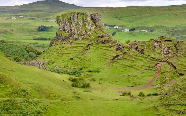Burg wie felsiger Basaltvorsprung, mit schöner Aussicht auf die umliegende, kegelförmige Hügellandschaft, eine niedliche, surreale, phantasievolle, grasbewachsene Landschaft. Eine beliebte Touristenattraktion in der Nähe von Uig on Skye. - Foto, Bild