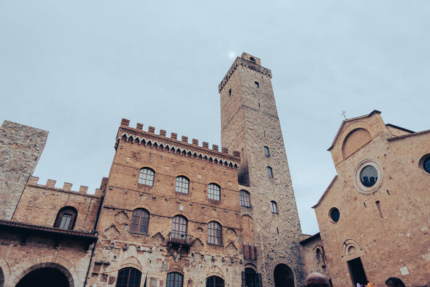 San Gimignano híres tornya Toszkánában. San Gimignano egy kis falú középkori hegyi város Siena tartományban, Toszkánában, Észak-Közép-Olaszországban. Más néven a város Fine Towers. - Fotó, kép