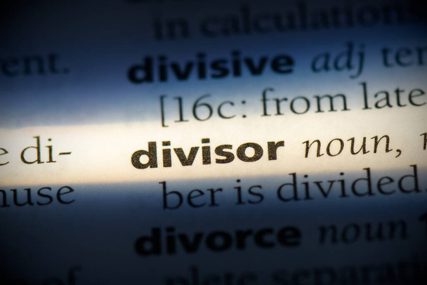 Divisor-Wort, hervorgehoben im Wörterbuch, Nahaufnahme - Foto, Bild