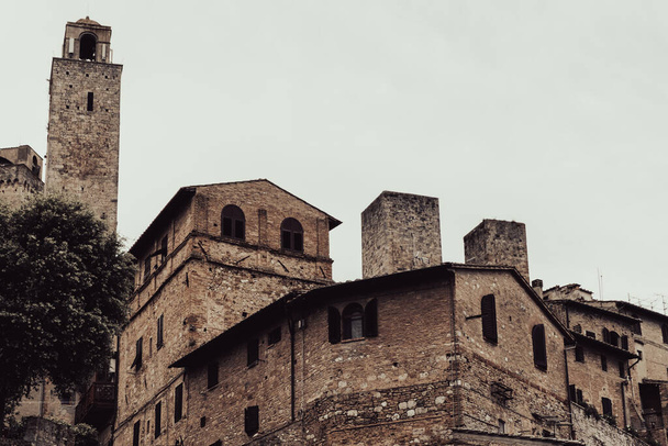 San Gimignano on pieni muurin ympäröimä keskiaikainen kukkulakaupunki Sienan maakunnassa Toscanassa, Keski-Italiassa. Tunnetaan hienojen tornien kaupunkina.
. - Valokuva, kuva