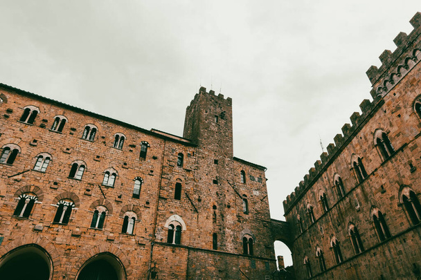 Пьяцца дель Дуомо Сан-Джиминьяно с его средневековыми зданиями. Провинция Сиена, Тоскана, северо-центральная Италия.  - Фото, изображение
