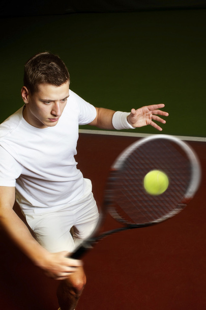 Юнак грає в теніс
 - Фото, зображення