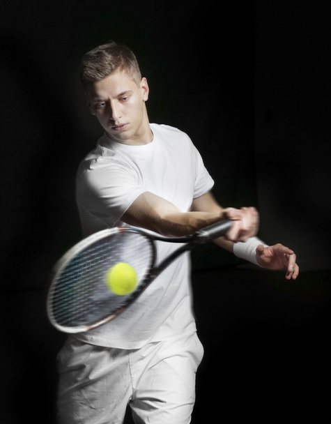 joven hombre jugando tenis - Foto, imagen