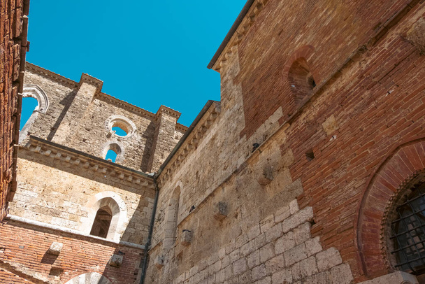 Schöne Ansicht der Abtei von San Galgano, einem alten Zisterzienserkloster, das in der Provinz Siena in der Toskana gegründet wurde. - Foto, Bild