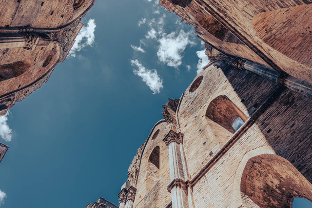 Gyönyörű kilátás nyílik a Szent Galgano apátságra, egy ősi ciszterci kolostorra, melyet Siena tartományban, Toszkánában alapítottak.. - Fotó, kép