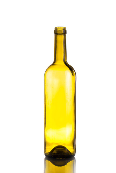 порожня пляшка вина жовтий келих на світлому фоні з відображенням
 - Фото, зображення