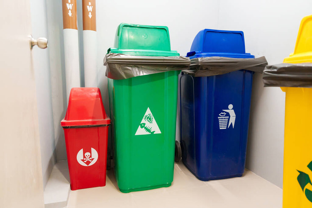 Barevný koš na odpadky, červený, zelený, modrý a žlutý koš na nebezpečný, biologicky rozložitelný, všeobecný a recyklovatelný odpad. recyklace, třídění odpadu, odpadky a odpadky - Fotografie, Obrázek
