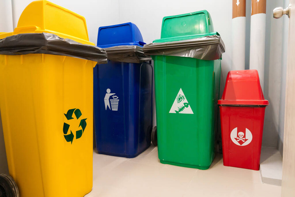 有害性、生分解性、一般廃棄物とリサイクル可能な廃棄物のためのカラフルなゴミ箱、赤、緑、青と黄色のビン。リサイクル管理廃棄物の分別ゴミやゴミの概念 - 写真・画像