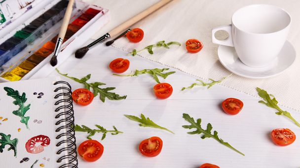 cherry tomatoes ans arugula - Фото, изображение