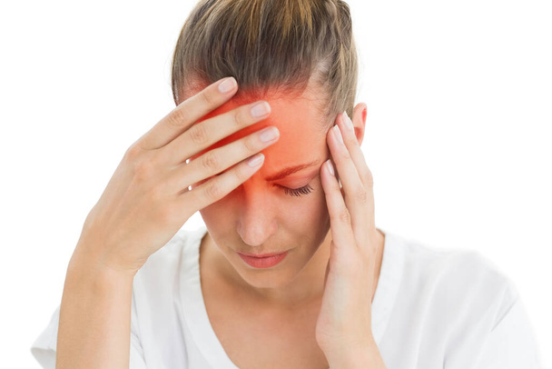 Mujer con dolor de cabeza con la cabeza en las manos
 - Foto, Imagen