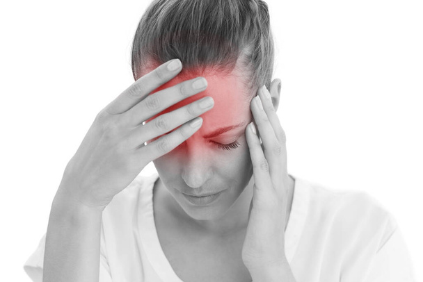 Vrouw met een hoofdpijn met haar hoofd in haar handen - Foto, afbeelding