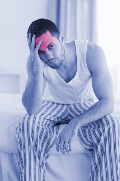 Retrato de un hombre deprimido sentado en su cama
 - Foto, imagen