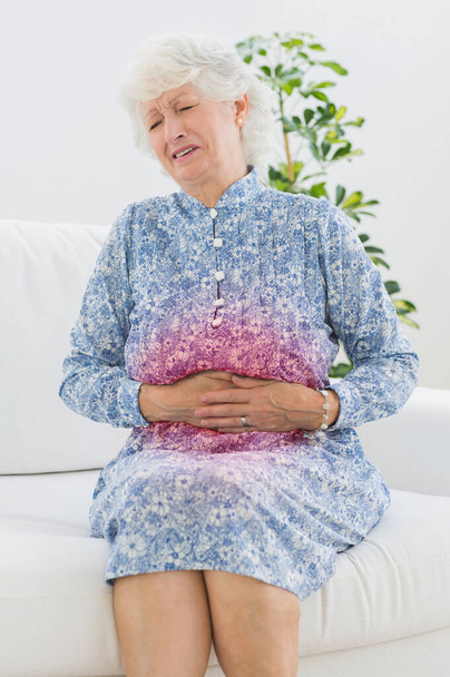 Mulher idosa sofrendo de dor de barriga
 - Foto, Imagem