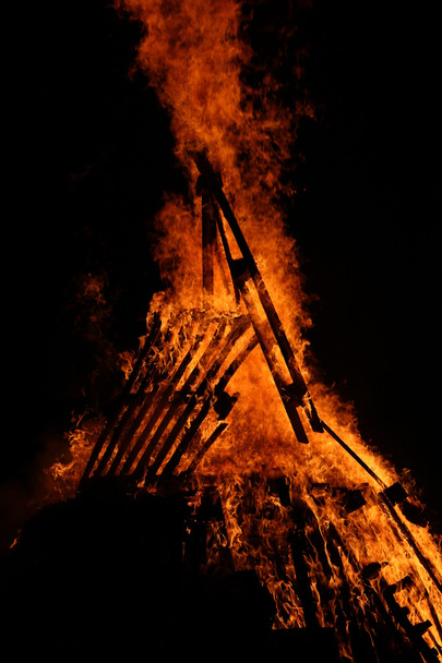 tulipalon liekit asunnon pelottavassa tulessa
 - Valokuva, kuva