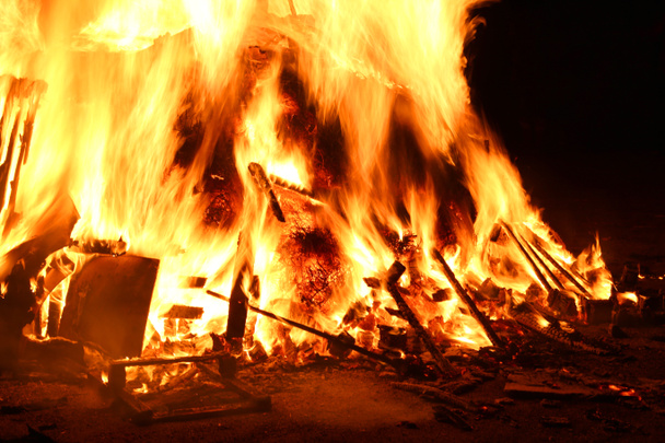 llamas de fuego durante un fuego de miedo de una vivienda
 - Foto, Imagen